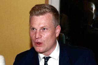 Fridrichová si počíhala na Turka. Ptala se na původ milionů, poslanec hned zrychlil krok
